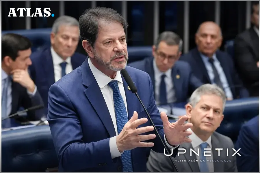 Senador Cid Gomes discursando no plenário do Senado Federal em sessão sobre projeto Redata.
