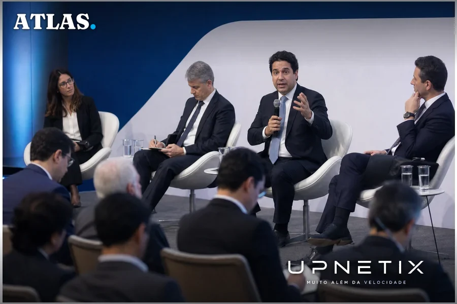 Painel de especialistas discutindo soberania digital e riscos da dependência de IA estrangeira em evento corporativo em São Paulo.