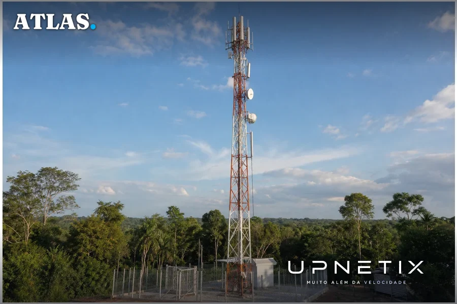 Torre de telecomunicações rural com antenas em área de floresta amazônica.