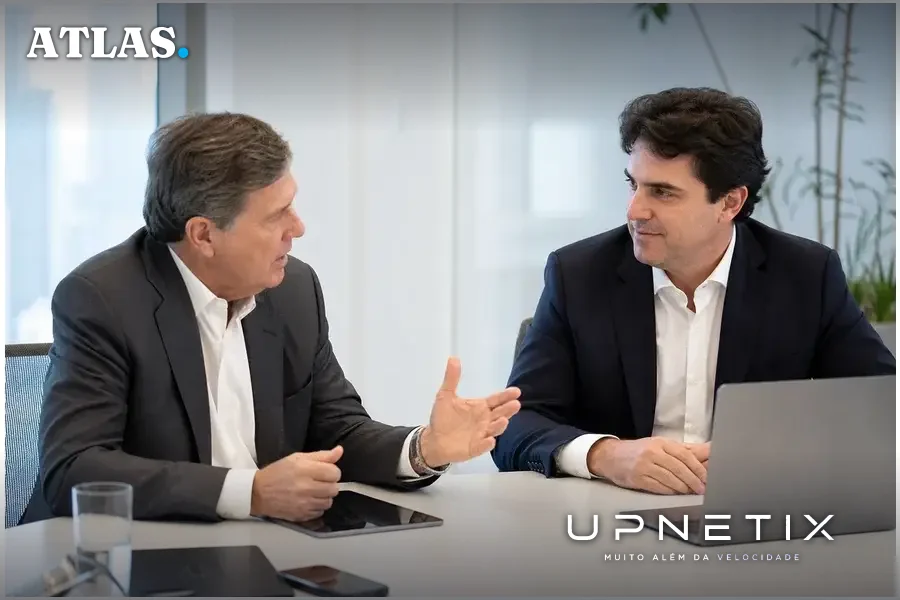 Reunião formal entre Milton Maluhy Filho e Bruno Pierobon em ambiente corporativo moderno.