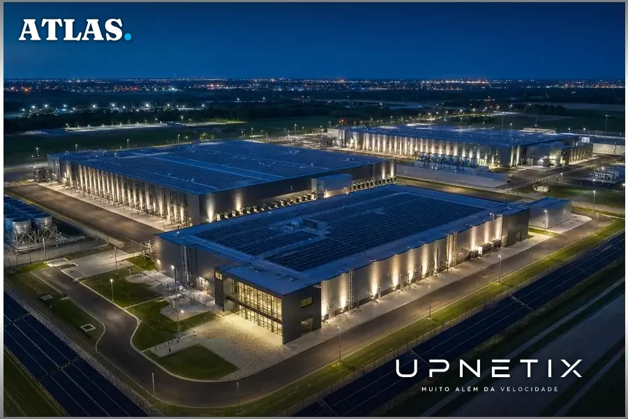 Três data centers modernos e iluminados à noite próximos à divisa Mississippi-Tennessee
