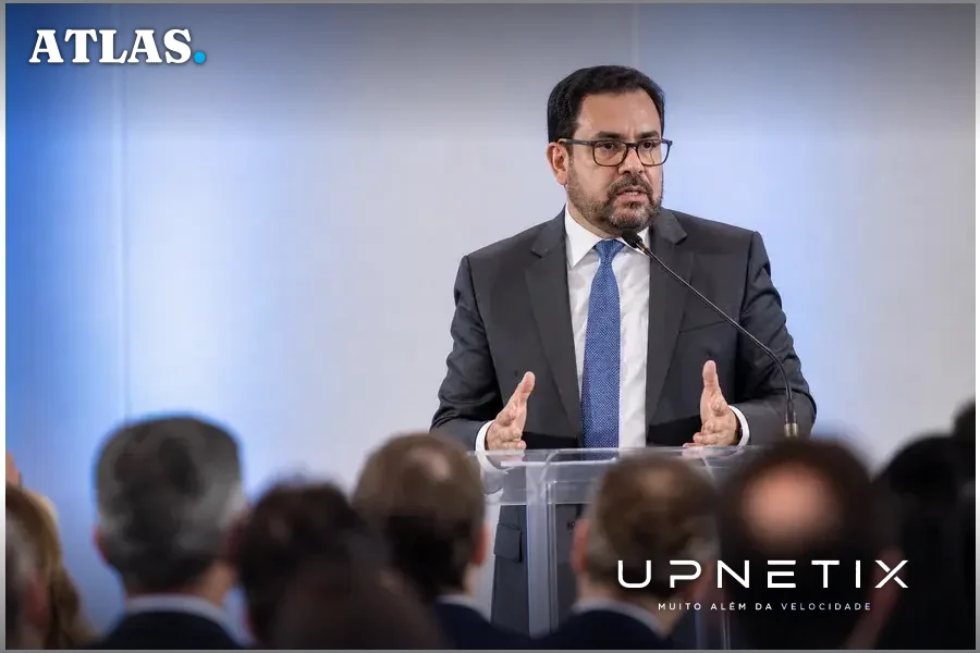 Luiz Henrique Barbosa discursando no VI Simpósio TelComp em Brasília, em ambiente corporativo realista