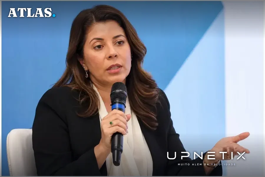 Gesiléa Fonseca palestrando em evento corporativo da Anatel, ambiente realista e formal