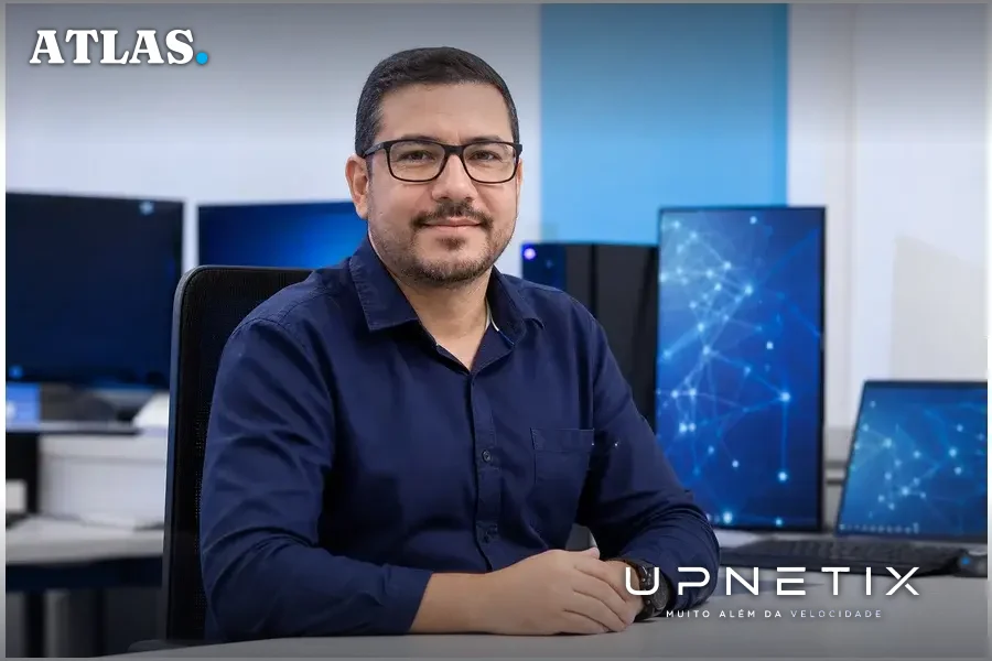 Alex Rogério de Almeida Fernandes, diretor do PRODAP, em escritório corporativo.