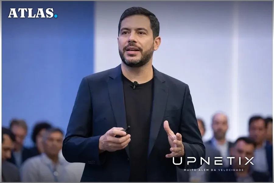 José Luiz Santana discursando no AWS Summit 2026