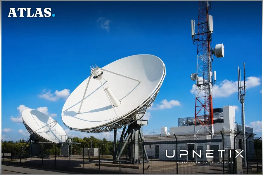 Estação terrestre híbrida com antenas de satélite e torres de celular integradas para rede móvel da SpaceX.