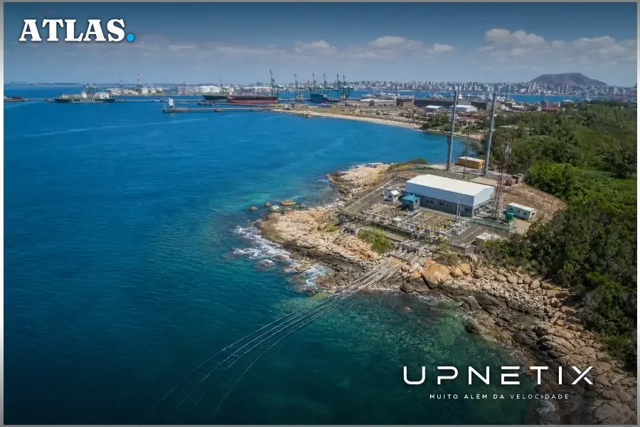 Pontos de ancoragem concentrados de cabos submarinos na costa do Brasil.