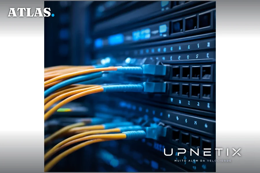 Cabos de fibra óptica conectados a servidores em um data center