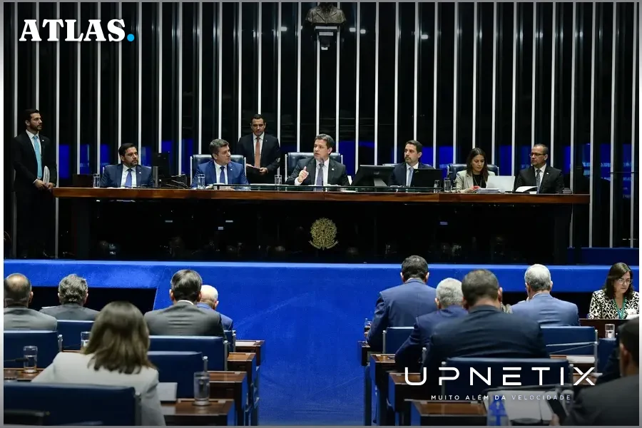 Senadores em sessão plenária discutindo projeto de lei no Senado brasileiro.