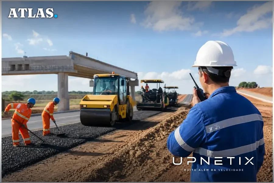Obra de infraestrutura em construção com máquinas e trabalhadores.