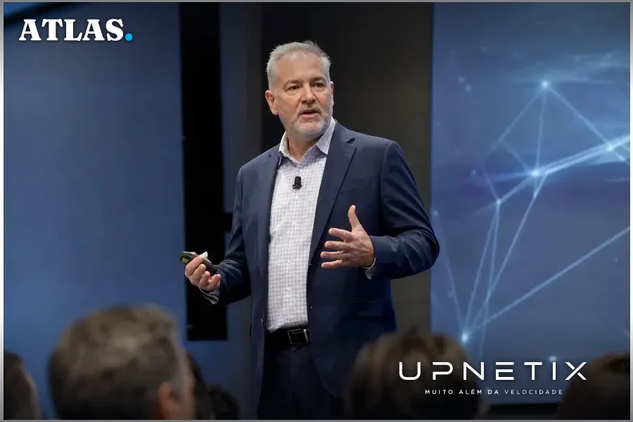 Michael Crook falando em evento corporativo sobre data centers e conectividade óptica.