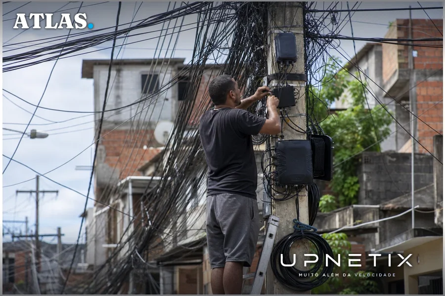 Rede clandestina de ISP em comunidade do Rio de Janeiro, com cabos improvisados e equipamentos informais em postes de energia.