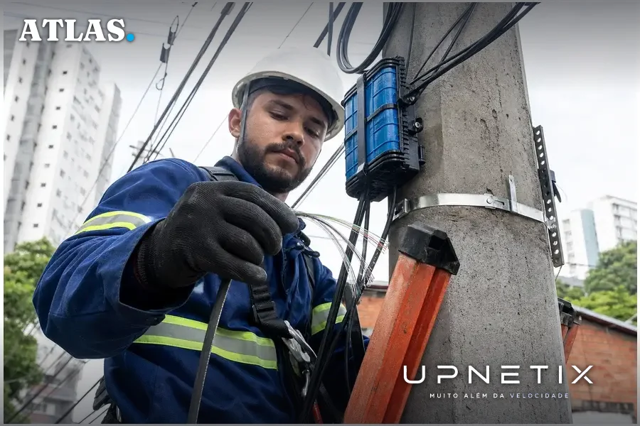 Técnico da Click IP instalando cabo de fibra óptica em Manaus