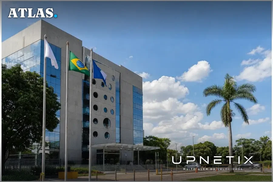 Fachada da sede da Anatel em Brasília em dia claro, representando a agência reguladora brasileira de telecomunicações.