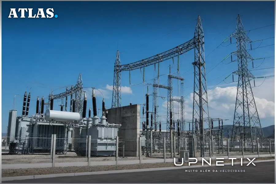 Subestação elétrica e linhas de transmissão representando infraestrutura energética na América Latina.