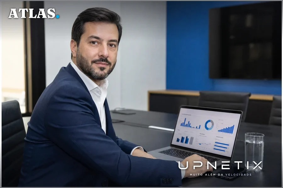 Marcus Granadeiro em reunião corporativa com laptop mostrando gráficos digitais.