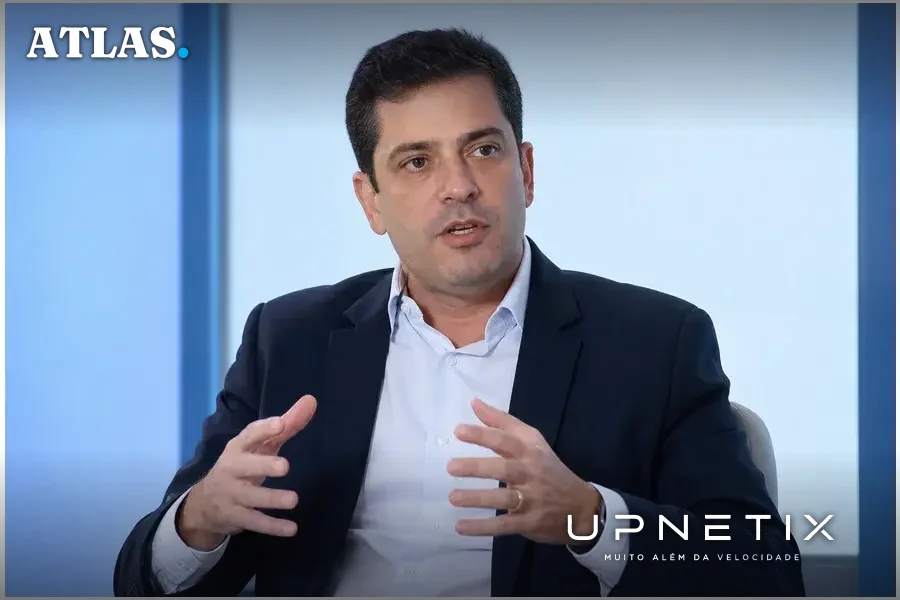 Retrato realista de Fernando Capella em ambiente corporativo durante entrevista.