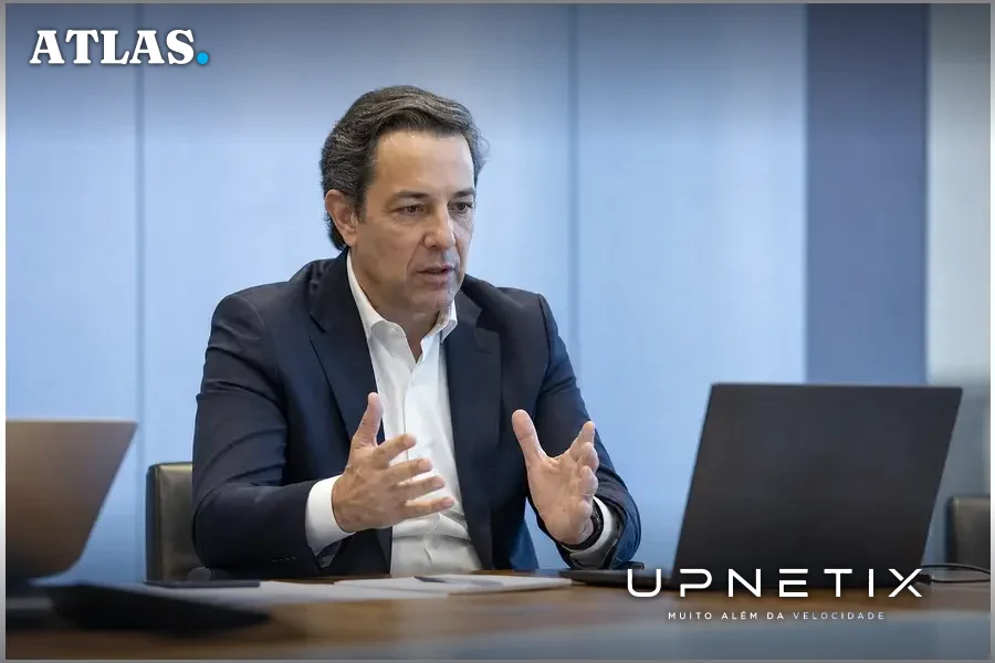Fernando Paes Campos em reunião corporativa discutindo o projeto de modernização OSS da Vivo.
