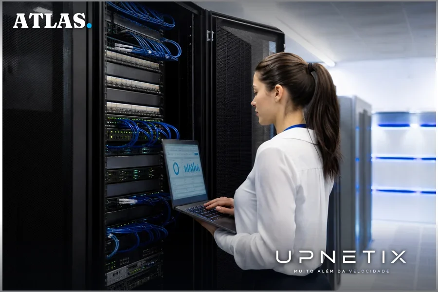 Equipamentos de datacenter usados para coleta de telemetria e análise de dados globais em segurança cibernética.