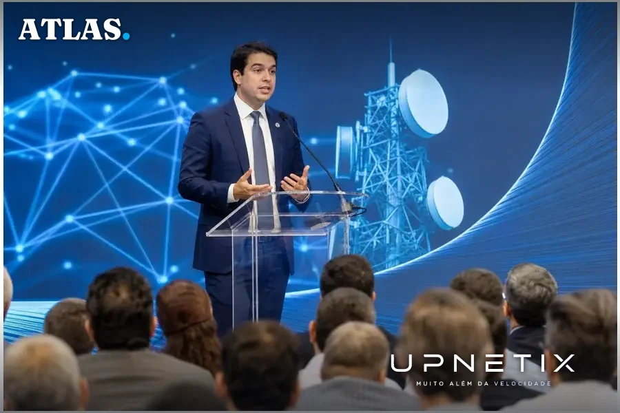 Ministro Frederico de Siqueira Filho discursando em evento corporativo sobre infraestrutura digital em Manaus