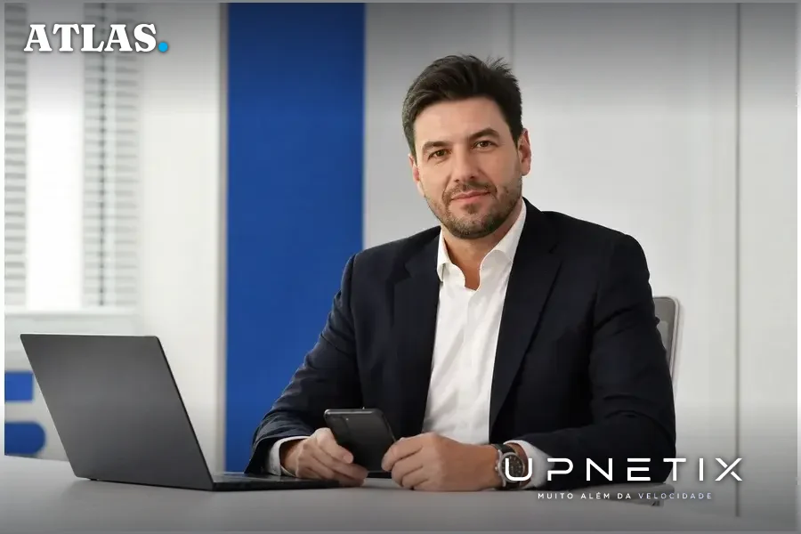 Retrato profissional de Vitor Ramos, diretor de Produtos, Marketing e CX da Riachuelo.
