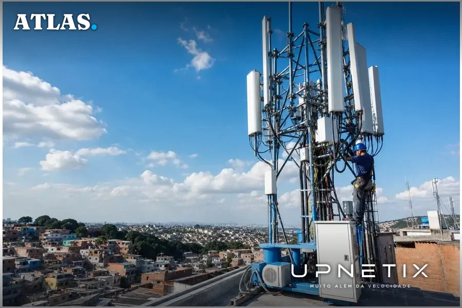 Torre de telecomunicações moderna instalada em comunidade periférica brasileira, com casas simples ao redor, ambiente realista.