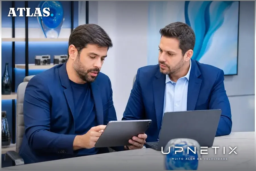 Executivos da AIKS em diálogo estratégico, analisando dados em dispositivos móveis em ambiente corporativo.