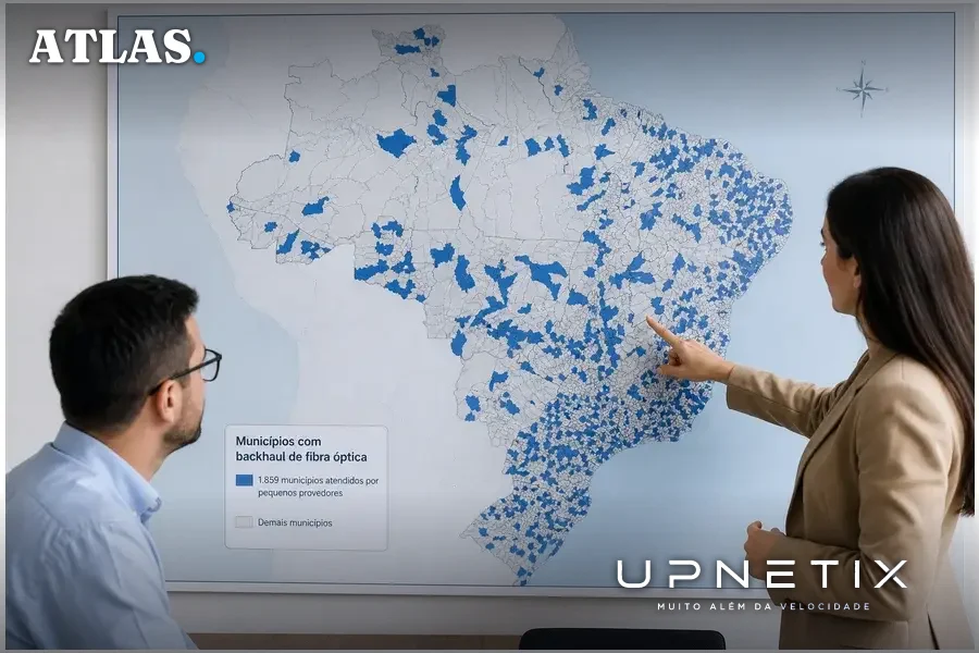 Mapa realista do Brasil mostrando municípios com backhaul de fibra óptica, destacando os atendidos por pequenos provedores
