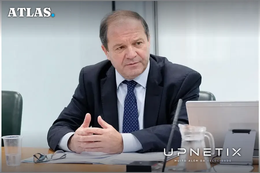 Sir Geoffrey Clifton-Brown em reunião do Comitê de Contas Públicas do Reino Unido, ambiente formal e corporativo.