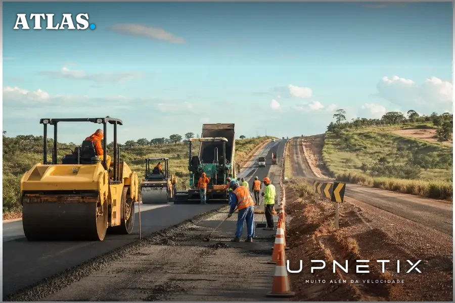 Máquinas e operários trabalhando na construção de uma rodovia no Brasil.