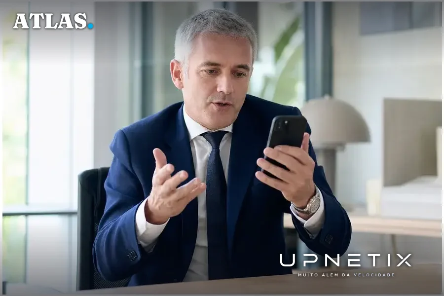 Executivo francês formal usando smartphone em ambiente corporativo moderno