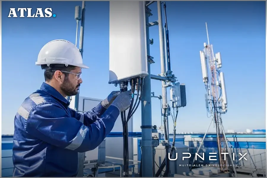Estação terrestre típica de telefonia móvel no Brasil com torres e cabos.