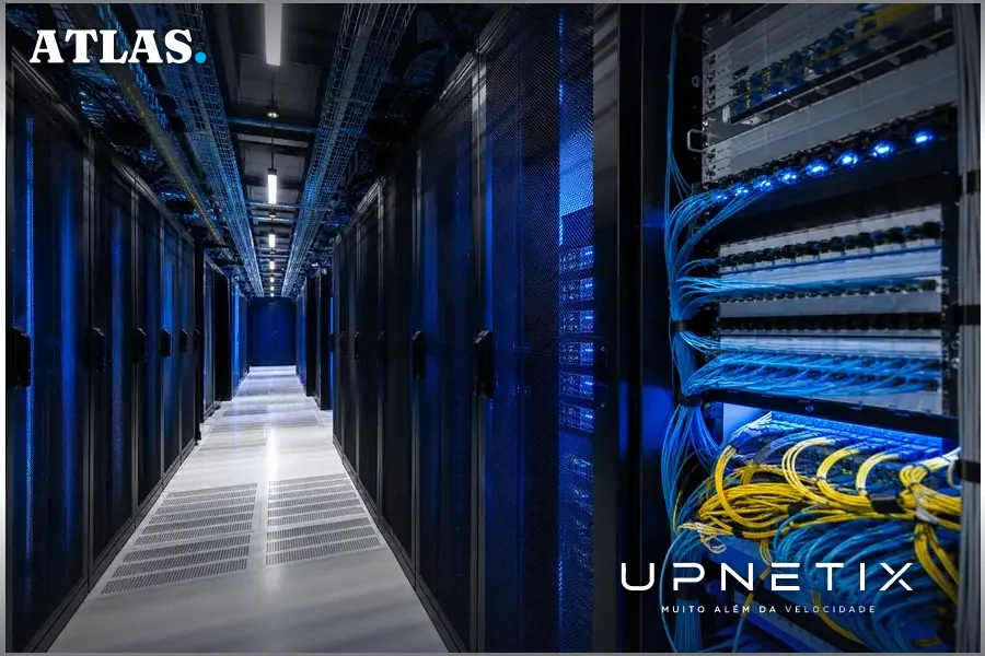 Data center brasileiro representando a expansão dos hyperscalers e interconexão de redes ópticas
