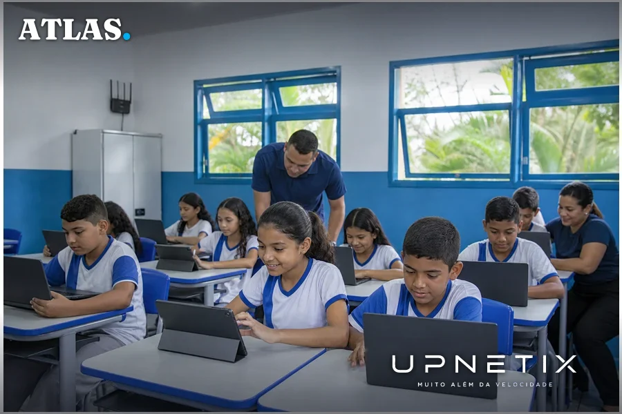 Sala de aula em escola pública amazônica com alunos utilizando dispositivos conectados à internet.