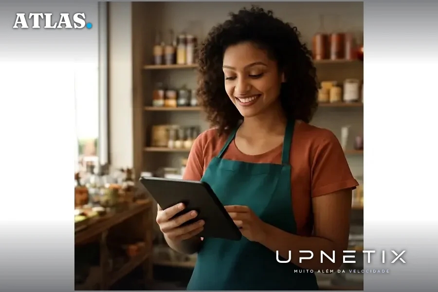 Comerciante usando um tablet conectado à nuvem em uma loja