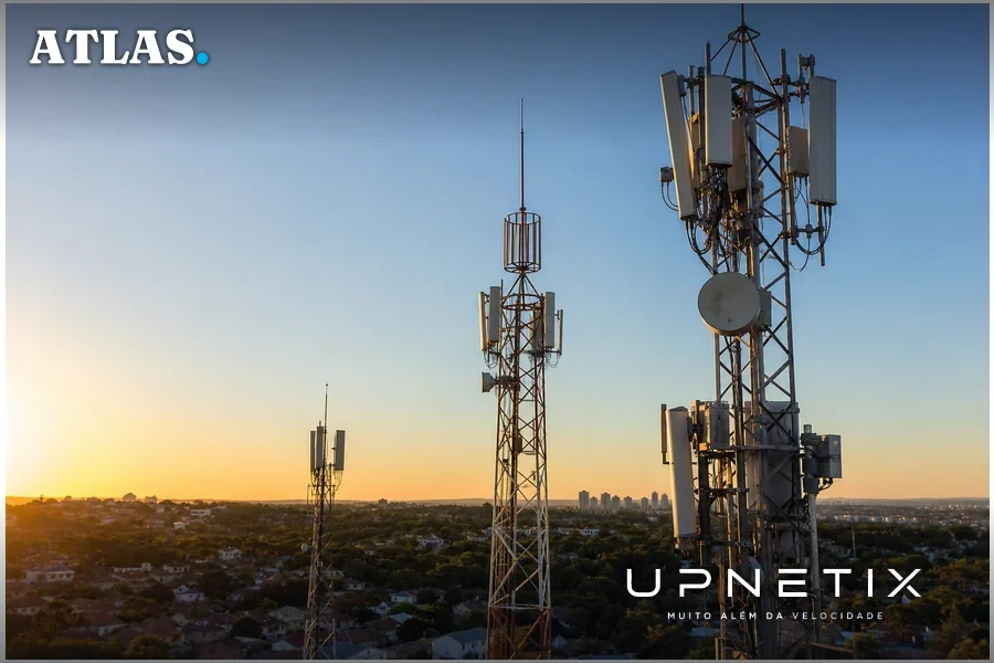 Torres de telecomunicações modernas em área urbana brasileira durante entardecer.