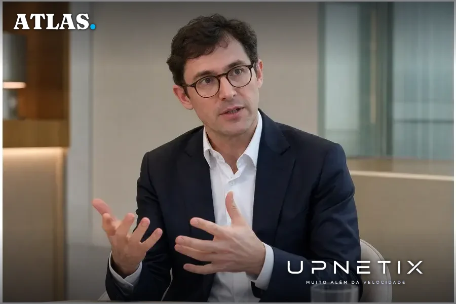Pierre Stock em entrevista formal, ambiente corporativo claro.