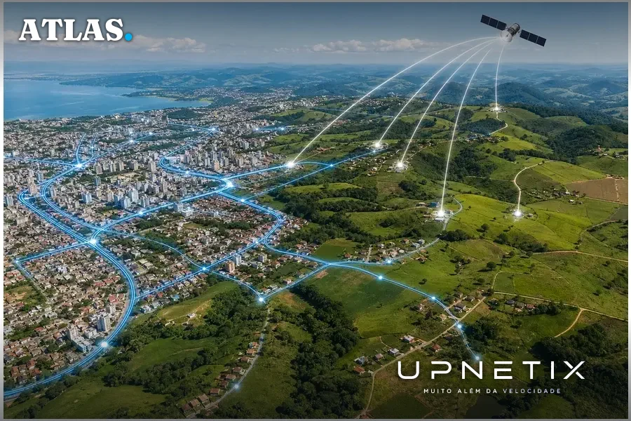 Vista aérea de cidade brasileira mostrando infraestrutura de fibra óptica e cobertura via satélite.
