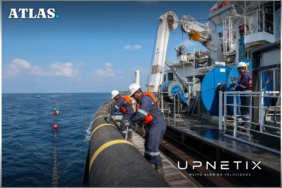 Embarcação realizando manutenção em cabos submarinos EllaLink no oceano.
