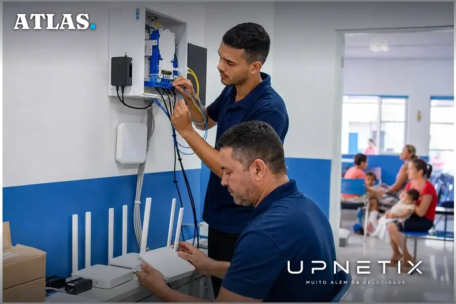 Técnicos instalando fibra óptica e roteadores Wi-Fi em ambiente interno do CRAS.