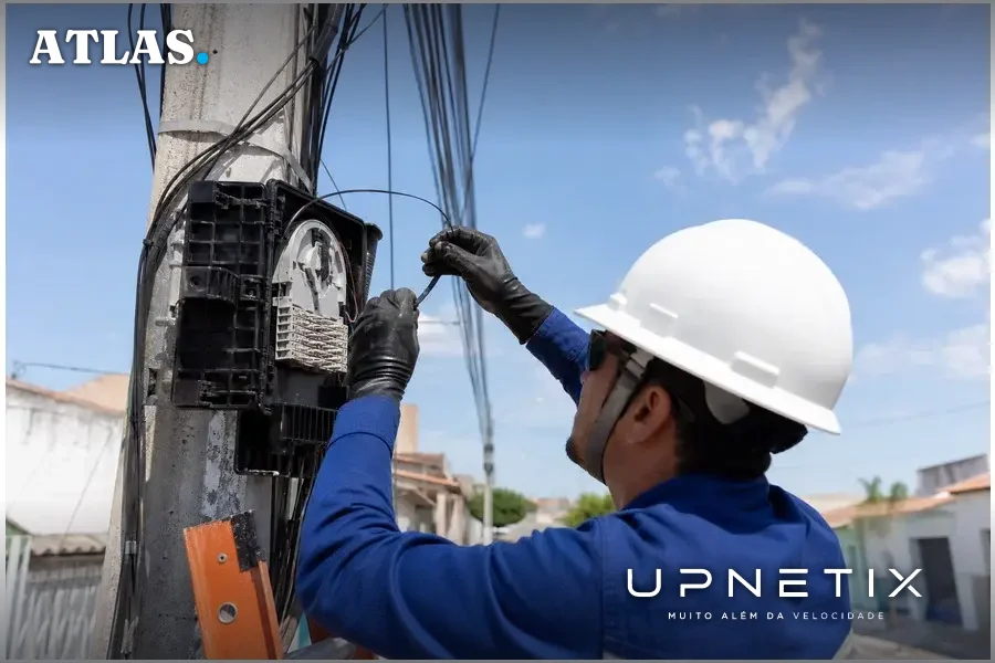 Rua em Groaíras com cabos de fibra óptica cortados e danificados em postes.