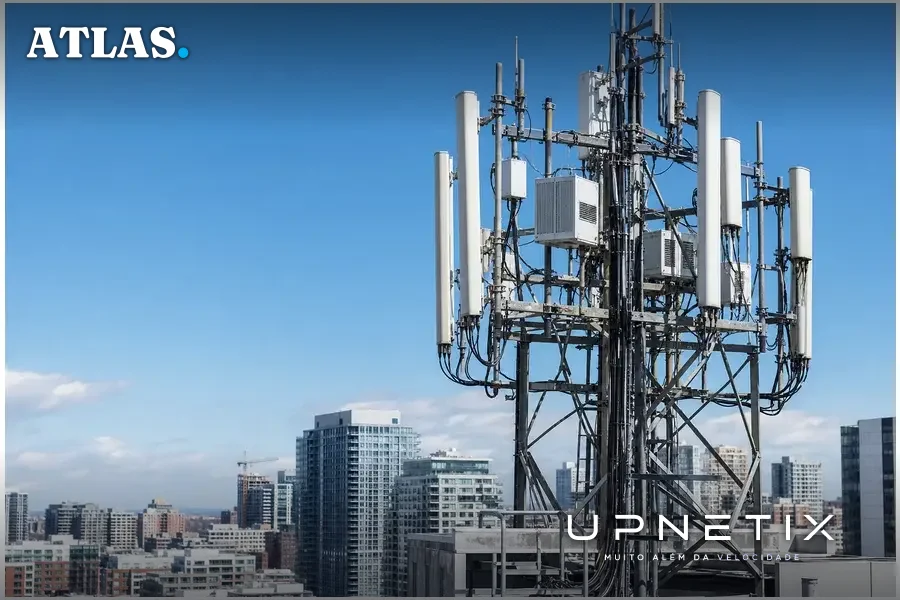 Torre de telecomunicações urbana nos EUA com antenas visíveis.