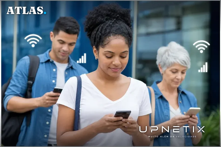 Usuários brasileiros acessando internet móvel e Wi-Fi em área urbana