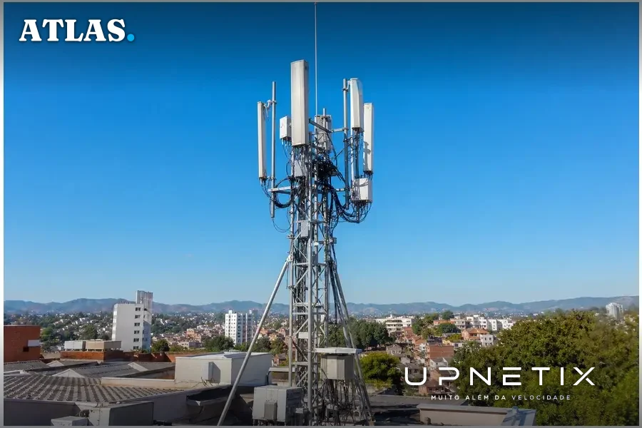 Estação rádio-base 4G com antenas em área urbana brasileira