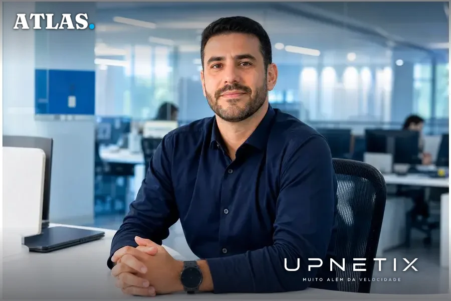 Retrato profissional realista de André Fatala, vice-presidente de plataformas do Magalu Cloud, em escritório corporativo moderno.