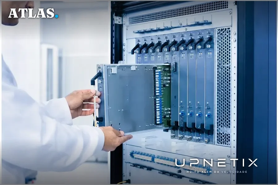 Rack de telecomunicações com chassis aberto mostrando linecard OTDR da Padtec instalado em slots disponíveis.