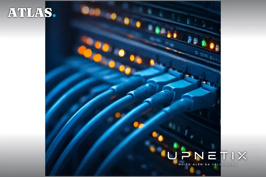 Cabos de fibra óptica conectados a servidores de rede