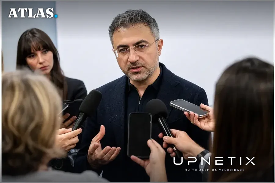 Mustafa Suleyman falando em conferência sobre regulação da IA
