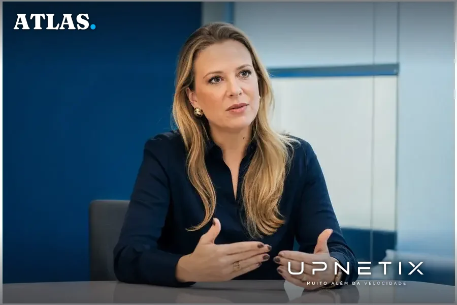 Caroline De Vos, COO da neXat, em ambiente corporativo durante apresentação.