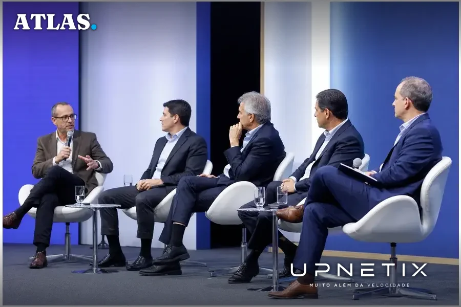 Executivos discutindo em painel no Febraban Tech 2026 sobre IA no setor financeiro brasileiro.